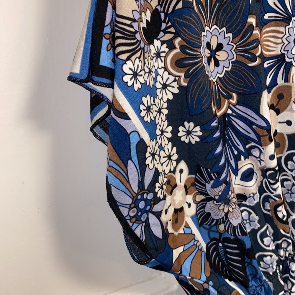 Julie’s Closet Medium Short Sleeve Blouse - Picture 5 of 10